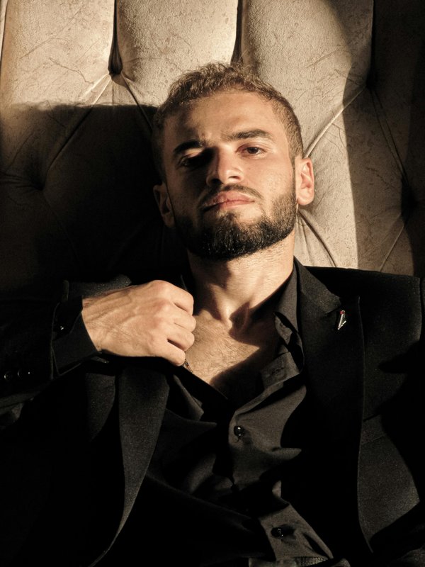 Power poses for confidence: boost your strength and calmness